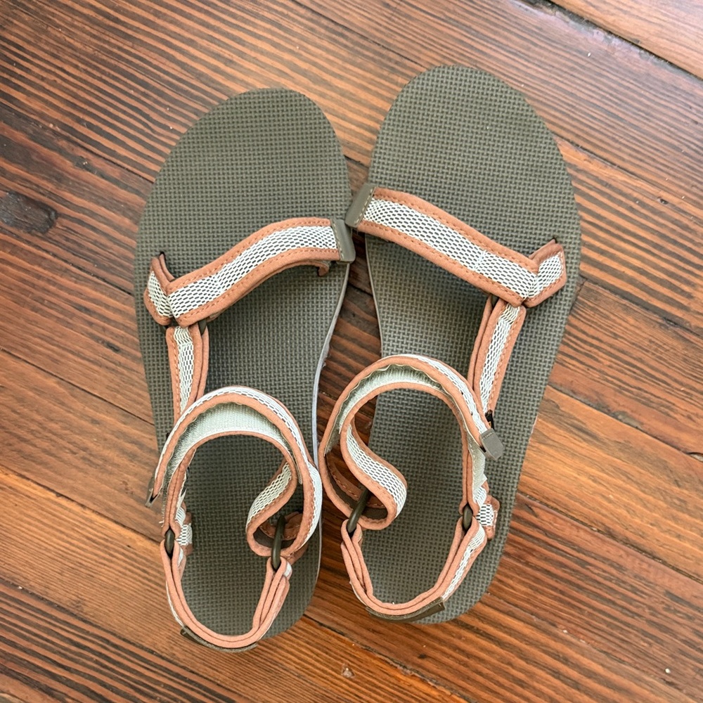 Women’s Platform Tevas - Picture 2 of 3
